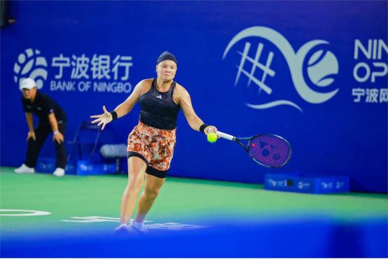 他不仅用一 他不仅用一